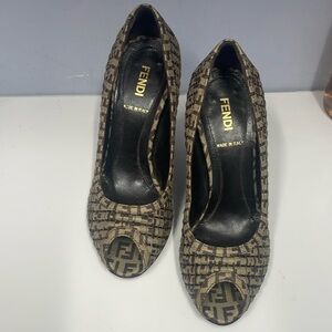 FENDI  Women's Black and Tan Pumps. Size 6.